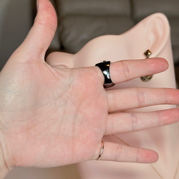 ⚜️ Elegant Black and Silver Crystal Ring - Picture 8 of 8